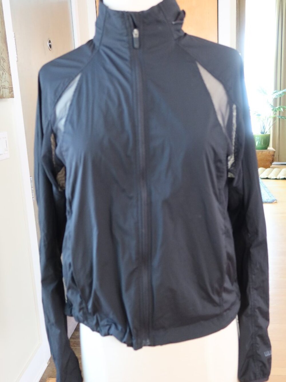 Lululemon women's nylon and mesh black lightweight jacket zip away hood Size XS